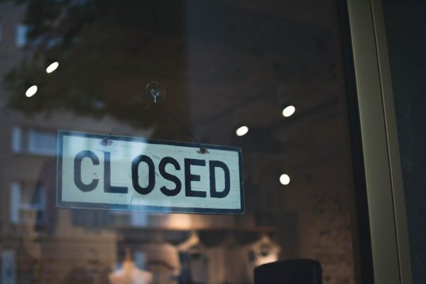 Koniec pewnej epoki w handlu. Znana francuska marka opuszcza Polskę na dobre