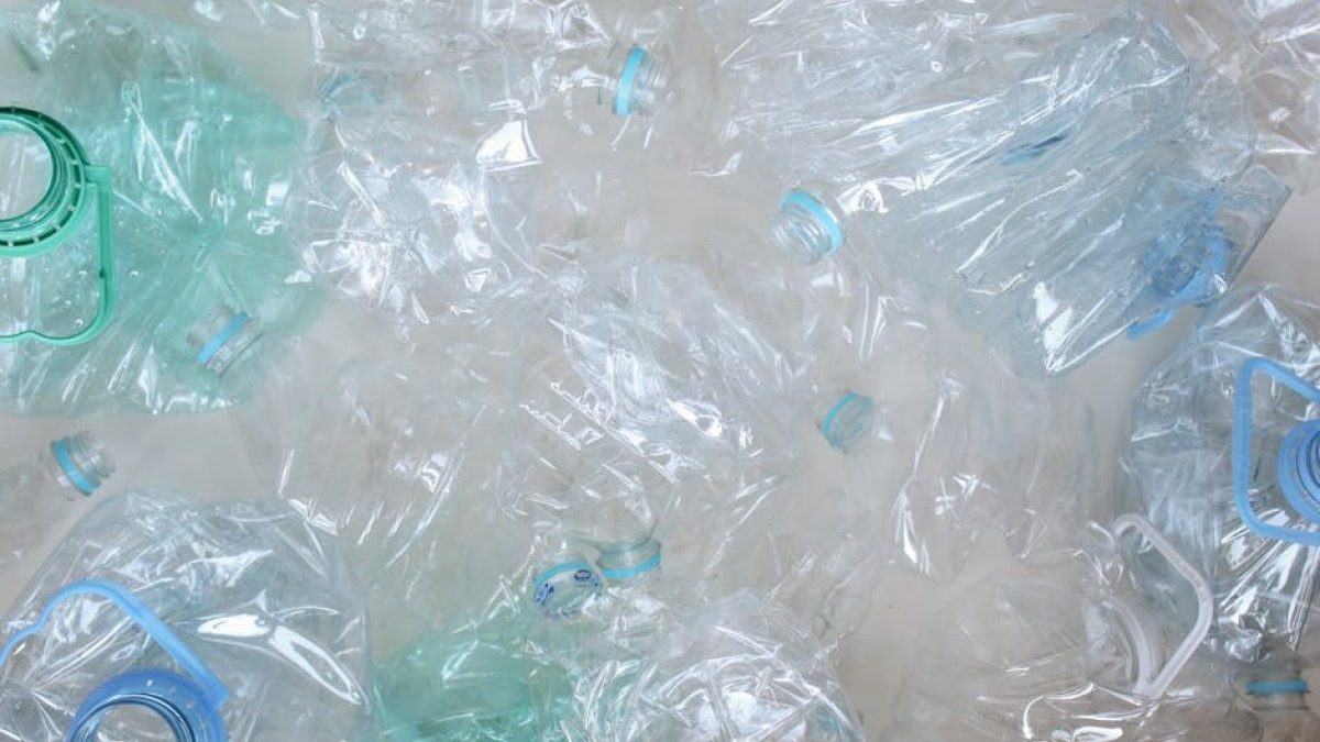 Słońce jako narzędzie do recyklingu plastiku i produkcji wodoru – przełomowa metoda fotoreformingu