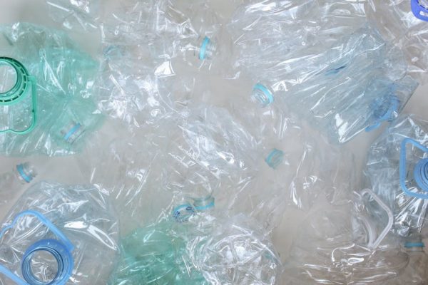 Słońce jako narzędzie do recyklingu plastiku i produkcji wodoru – przełomowa metoda fotoreformingu