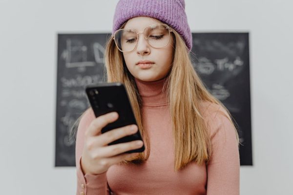 Młodzi Polacy nie ufają AI i czują się zagrożeni w sieci – wyniki badania EU Kids Online 2026