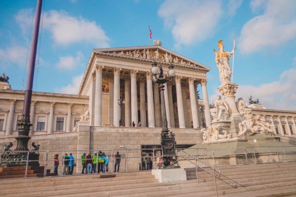 Przedwyborcza hojność budzi obawy o stabilność finansów państwa
