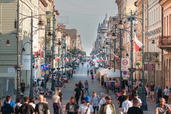 Tradycja majówki: od konstytucji do pikników. Jak Polacy świętowali 3 maja na przestrzeni dekad?