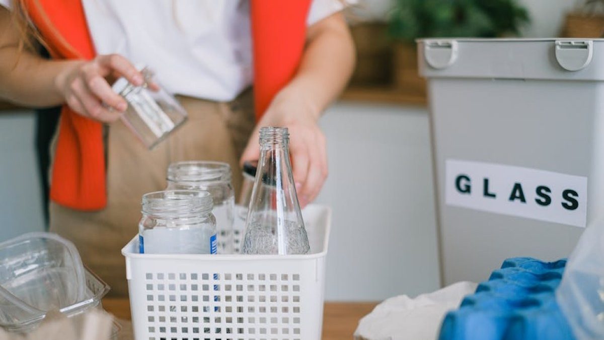 Segregacja odpadów: Czy brudne słoiki mogą zniszczyć recykling? Eksperci ostrzegają przed kosztownym błędem