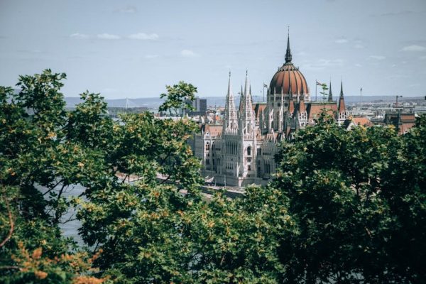 Węgierski magnat medialny oddaje imperium nowemu rządowi. To efekt zmiany władzy w Budapeszcie