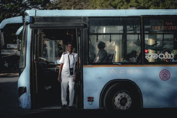 Niebezpieczne zachowanie kierowcy autobusu w Szczecinie. Piesi ledwo uniknęli potrącenia