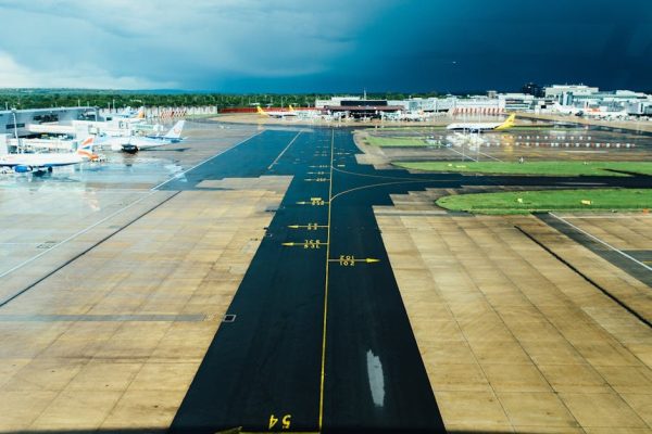 Katowice Airport wstrzymuje ruch. Ulewa i pioruny zmusiły do zmiany planów lotów