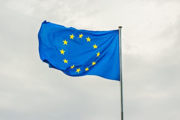 Polacy nie chcą polexitu. Sondaż pokazuje wyraźny trend