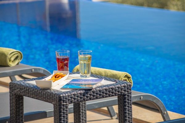 Sąd przyznał rację turyście: hotel nie zapobiegł zajmowaniu leżaków o świcie