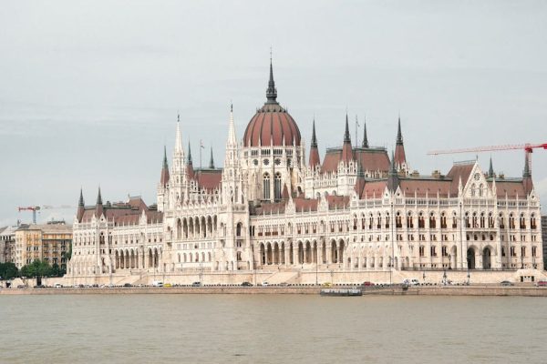 Węgry na rozdrożu: nowy premier i presja czasu na odblokowanie funduszy unijnych