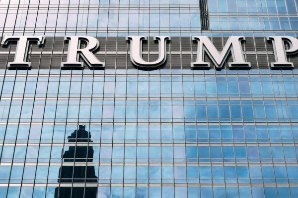 Sondaż: Polacy negatywnie oceniają politykę Donalda Trumpa