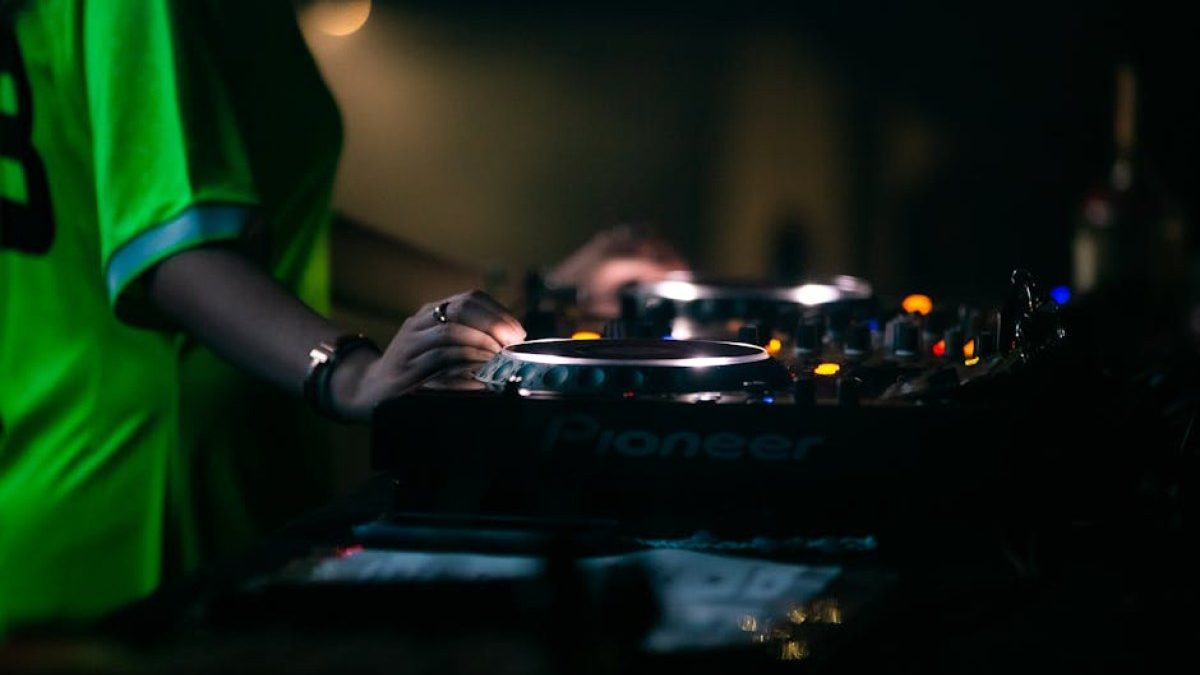 Kontrowersje wokół imprezy techno w Wilanowie: Czy wydarzenie wpłynie na notowania Koalicji Obywatelskiej?