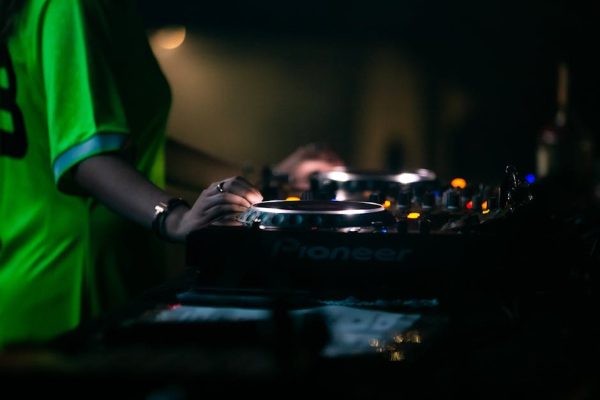 Kontrowersje wokół imprezy techno w Wilanowie: Czy wydarzenie wpłynie na notowania Koalicji Obywatelskiej?