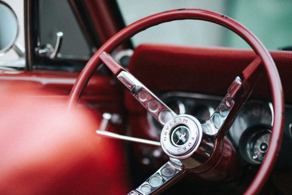 Ford Mustang na kursie prawa jazdy w Olsztynie. Szkoły rywalizują luksusem