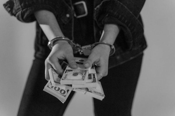 Po wspólnym wieczorze zniknęła gotówka z sejfu. 29-latek usłyszał zarzuty