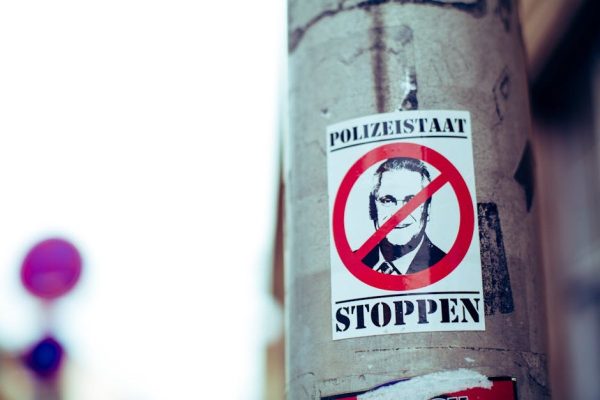 Kontrowersyjna naklejka na biurowcu w Warszawie. Zarządca usuwa symbol nienawiści