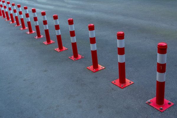 Kontrowersje wokół słupków bezpieczeństwa na Piotrkowskiej. Kosztowna inwestycja budzi wątpliwości