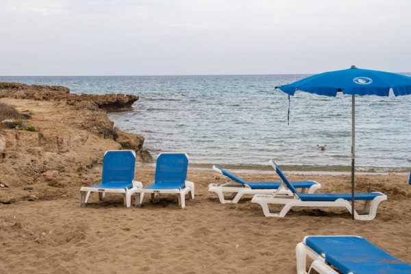 Luksus na plaży za 12 tysięcy złotych. Hotele wprowadzają rezerwację leżaków w pierwszym rzędzie