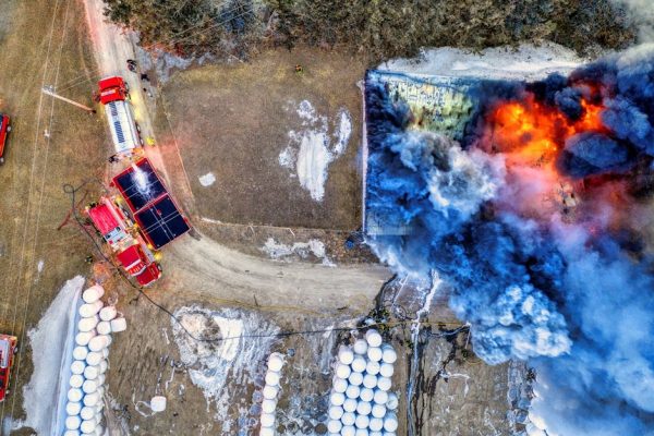 Pożar wiatrakowca na lotnisku w Baranowie. Dwie osoby ranne