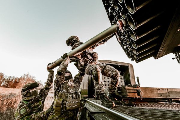 Kreml łączy siłę militarną z wizerunkową operacją PR