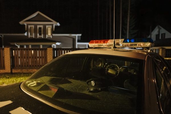 Policja wyjaśnia interwencję w domu Tomasza Sakiewicza. Chodziło o zgłoszenie dotyczące dziecka