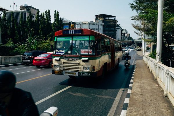 Tragiczny wypadek w Bangkoku: autobus stanął w płomieniach po zderzeniu z pociągiem towarowym