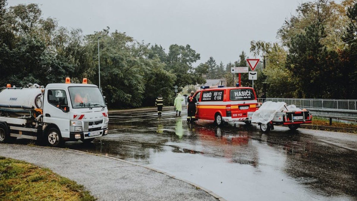 Motocyklista przeleciał nad taksówką w centrum Warszawy. Nagranie obiegło sieć