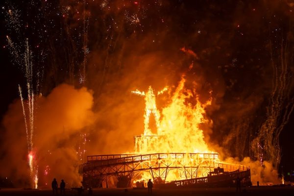 Mężczyzna stanął w ogniu po zapaleniu papierosa w Mikołowie. Świadkowie ruszyli na pomoc