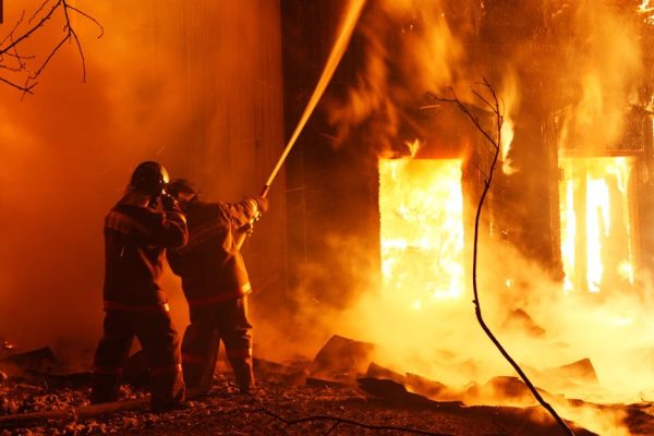 Pożar na toruńskim poligonie. Strażacy walczą z ogniem z powietrza i ziemi