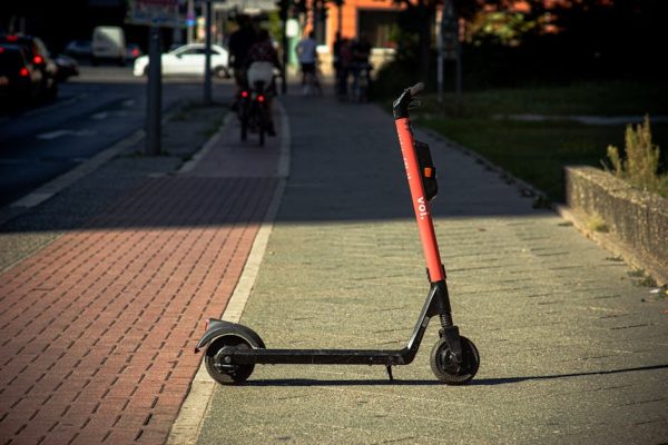 Elbląg: nastolatek na hulajnodze wjechał w samochód. Sprawą zajęła się policja