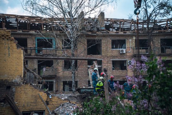 Rosyjski atak na Kijów. Uszkodzony budynek z apartamentem Zełenskiego