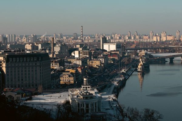 Rosja ponownie straszy Kijów uderzeniami w „centra decyzyjne”. Zachód nie zamierza ewakuować się z Ukrainy