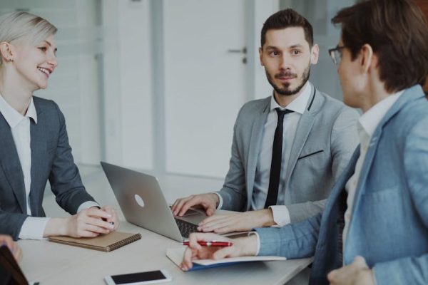 Cyfrowy wyścig kosztem relacji. Eksperci alarmują o konsekwencjach dla polskich firm
