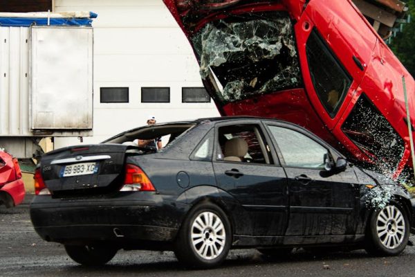 92-letnia kierująca pomyliła biegi i wjechała volvo w witrynę sklepu w Piszu