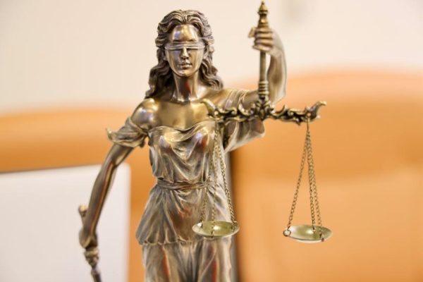 Droga sądowa po uchyleniu azylu: wyzwania dla wymiaru sprawiedliwości