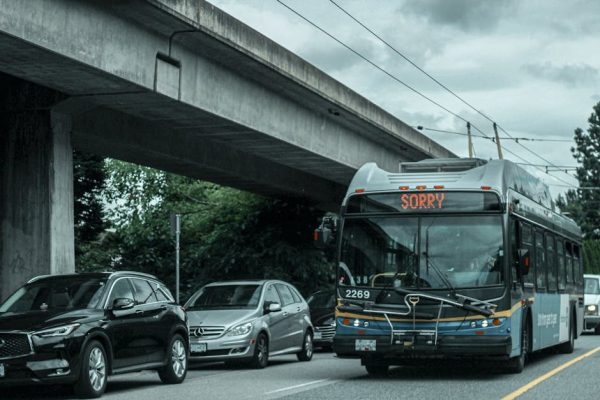 Autonomiczny autobus w Göteborgu: pierwszy kurs zakończony kolizją i ewakuacją pasażerów