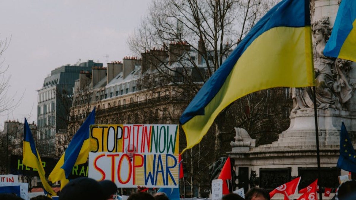 Od bomb w Kijowie do luksusowego auta. Co naprawdę przykuwa uwagę Polaków?