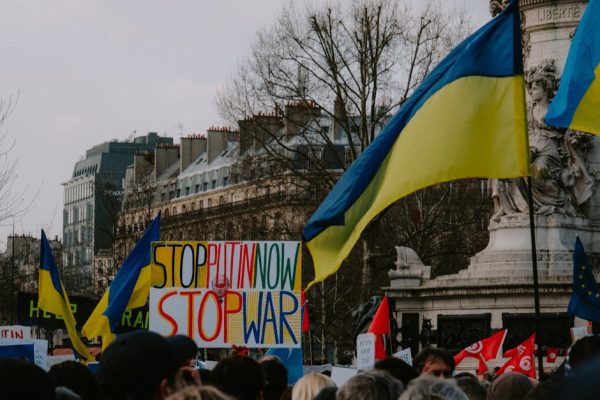 Od bomb w Kijowie do luksusowego auta. Co naprawdę przykuwa uwagę Polaków?
