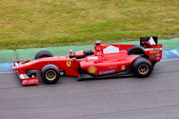 Ferrari traci na wartości po wizycie papieża Leona XIV. Fani mówią o zdradzie
