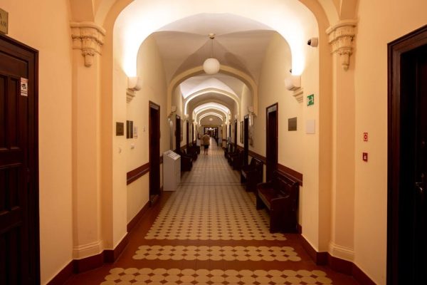 Ksiądz z Lubina skazany za wykorzystywanie seksualne. Sprawa pełna kontrowersji