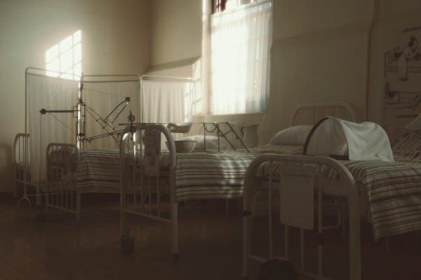 Kuracjusze oburzeni warunkami w sanatorium. „Prycze jak w więzieniu” po latach płacenia składek