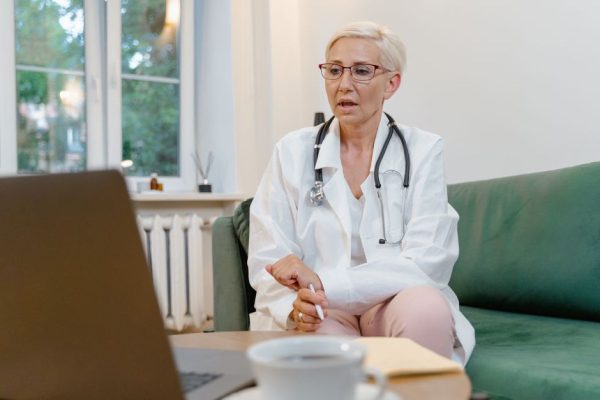 88-letnia seniorka chciała wykonać biopsję tarczycy. Lekarka miała wątpliwości co do wieku pacjentki