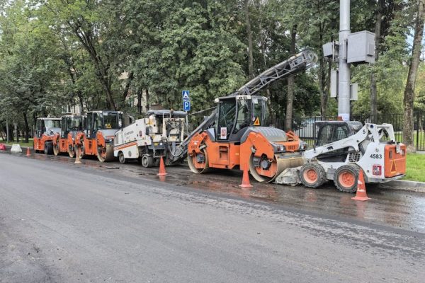 Poważny incydent na budowie drogi w Bawarii. Spór o wałowanie asfaltu zakończony bójką
