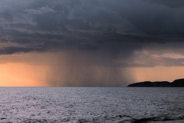 Front atmosferyczny nadciąga nad Polskę. Gdzie spodziewać się burz i intensywnych opadów?