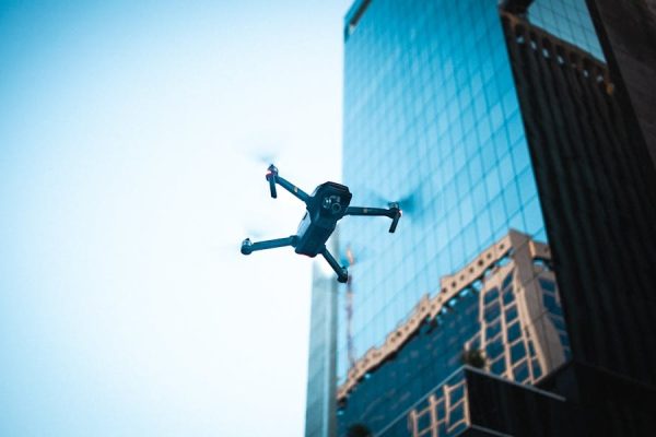 Rosyjski dron uderzył w blok mieszkalny w rumuńskim Gałaczu – wybuchł pożar