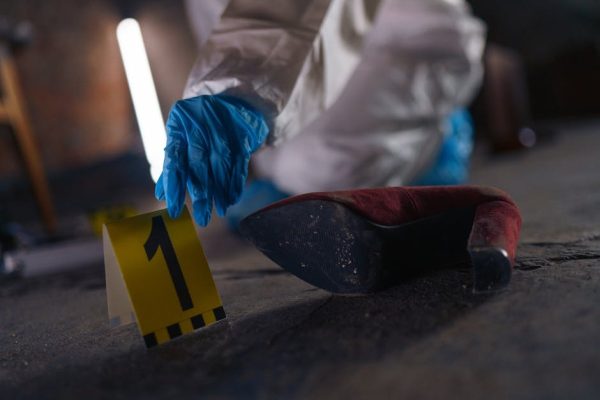 Zemsta na seniorki w Łodzi: brutalne morderstwo z zazdrości