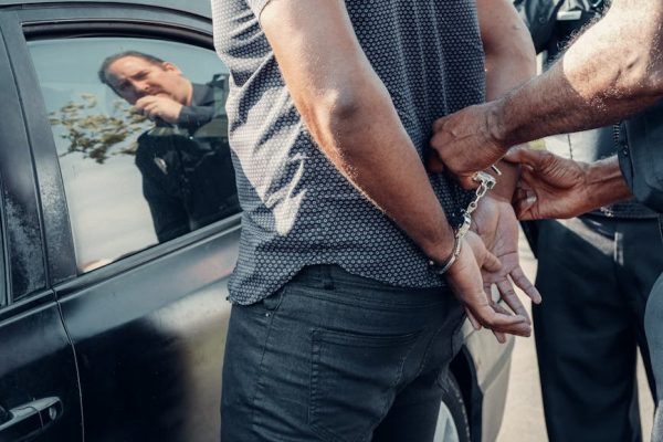 Agresja na przystanku w Starachowicach. Mężczyzna z siekierą zaatakował uczniów