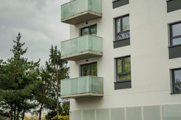 Śmiertelny wypadek na Bródnie: 2-letnie dziecko wypadło z balkonu na 10. piętrze