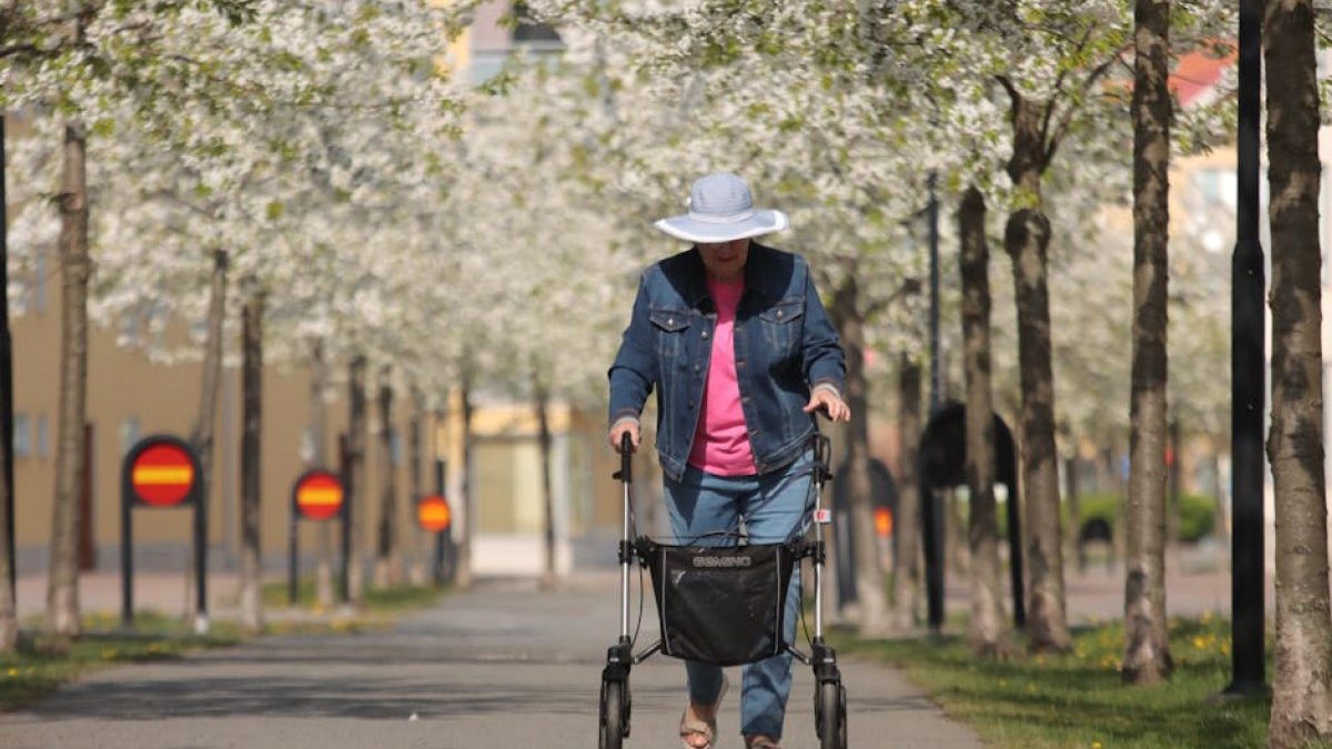 Niemiecka policja opublikowała niezwykłe zdjęcie z fotoradaru. Seniorka z balkonikiem „jechała” 42 km/h