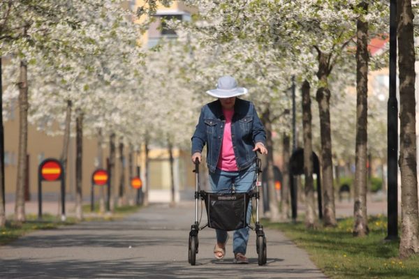 Niemiecka policja opublikowała niezwykłe zdjęcie z fotoradaru. Seniorka z balkonikiem „jechała” 42 km/h