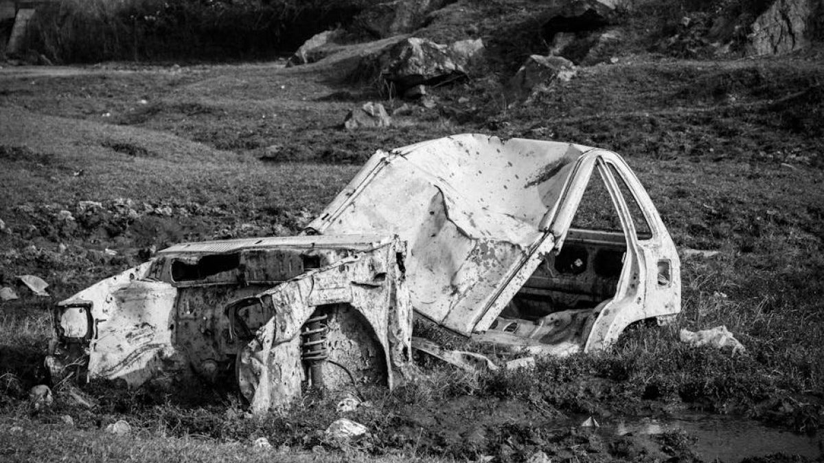 Tragiczny wypadek w Brzuzem. Samochód wpadł do bagna, zginęły dwie osoby